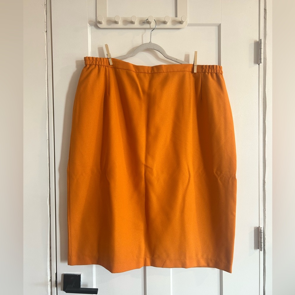 Vintage-vibes pencil skirt. Awesome, unique color!